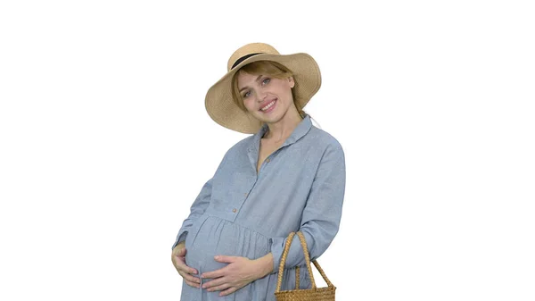Těhotná žena v létě stojící a dotýkající se břicha na whit — Stock fotografie