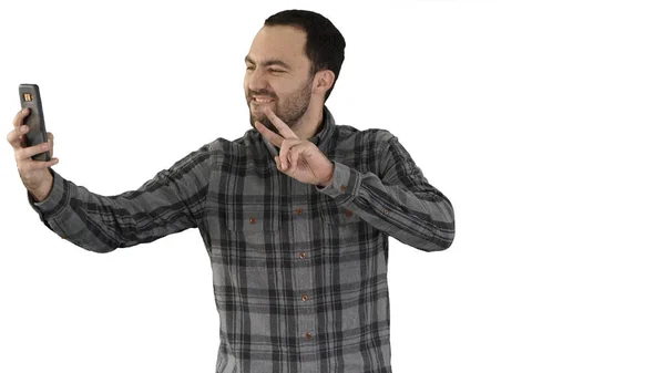 Alegre barbudo homem tomando selfie no branco fundo. — Fotografia de Stock