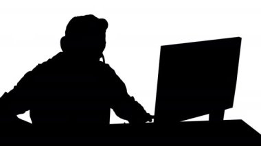 Siluet Profesyonel Oyuncu Bilgisayarında Video Oyunu Oynar ve yayınını yorumlar.