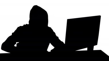 Gözlüklü Siluet Hacker kod kırıyor.