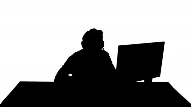 Silhouette Fiatal férfi gamer miután egy videó hívás a pc. — Stock videók