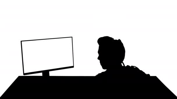 Sylwetka Profesjonalny gracz patrząc na jego komputer osobisty. — Wideo stockowe