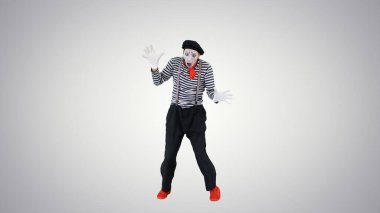 Pandomimci hayal ediyor ve tasvir ediyor sanki gökyüzünden düşecekmiş gibi.