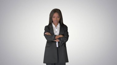 Kendine güvenen Afro-Amerikan iş kadını kollarını kavuşturdu.
