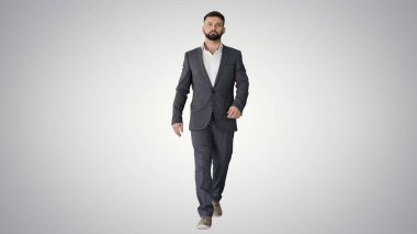 Sakallı ve resmi takım elbiseli ciddi bir iş adamı.