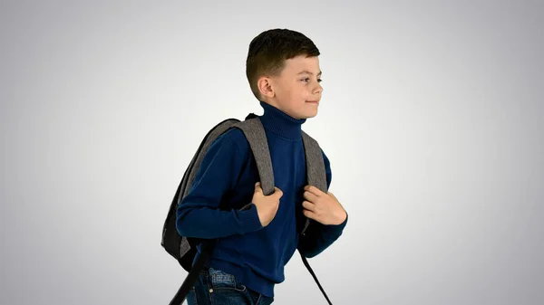 Alegre chico en polo cuello caminando con una mochila en degradado ba — Foto de Stock