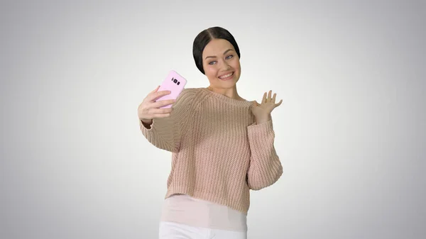 Emocional joven hembra terminando videollamada en su teléfono mientras w — Foto de Stock