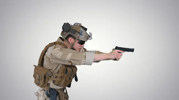 Soldado moderno, combatente de esquadrão anti-terrorista apontando e atirando — Fotografia de Stock