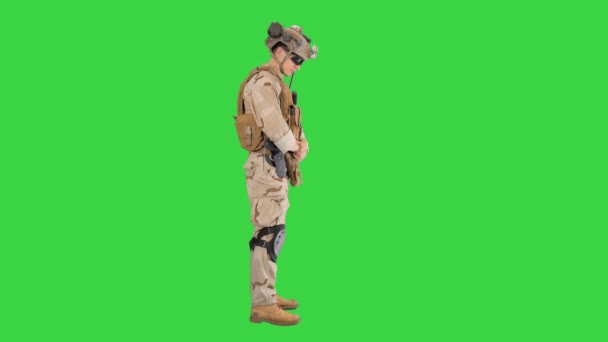 Soldado de pie esperando y sin hacer nada en una pantalla verde, Chroma Key. — Vídeos de Stock