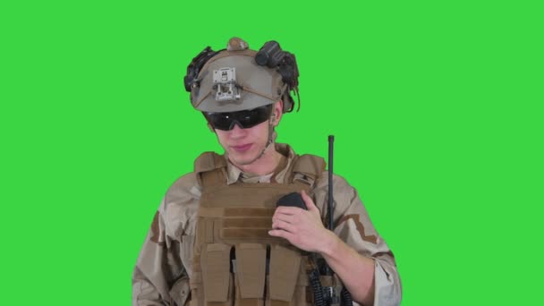 Στρατιώτης μιλάει στο ραδιόφωνο σε μια πράσινη οθόνη, Chroma Key. — Αρχείο Βίντεο