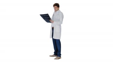 Röntgen görüntüsüne ve kameraya bakan üzgün erkek doktor, beyaz arka planda yapabileceğimiz bir şey yok..