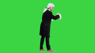 Mozart gibi giyinmiş bir adam Yeşil Ekran 'da birini selamlıyor, Chroma Key.