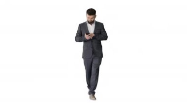 Beyaz arka planda yürüyen ve telefonu kullanan bir iş adamı..