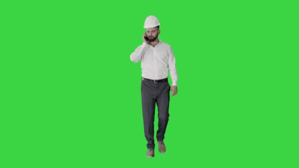 Architekt mluvit po telefonu při chůzi na zelené obrazovce, Chroma Key. — Stock video