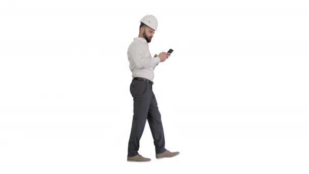 Ingenjör promenader och använda smartphone på vit bakgrund. — Stockvideo