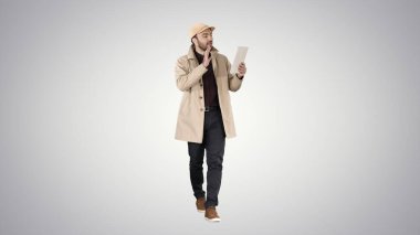 Tabletli yakışıklı genç adam gradyan torbasına video çağrısı yapıyor