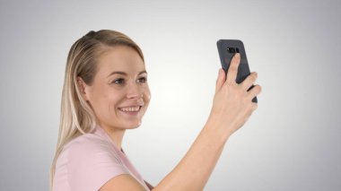 Çekici, güzel, tatlı bir bayan gradyanda selfie çekiyor.