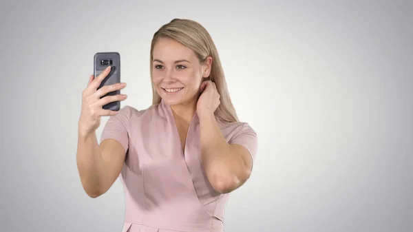 Donna felice scatta foto selfie con telefono cellulare su gradiente bac — Foto Stock