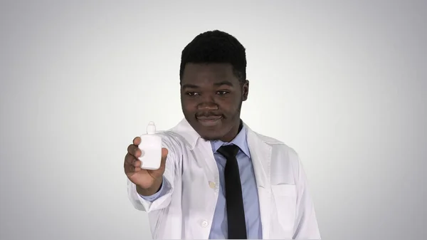 Αφρο-Αμερικανός γιατρός παρουσιάζει ρινικό σπρέι για κλίση backgrou — Φωτογραφία Αρχείου