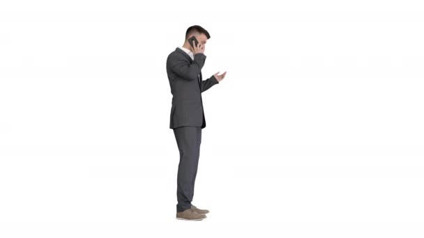 Geschäftsmann im Anzug unterhält sich mit Handy auf weißem Hintergrund. — Stockvideo