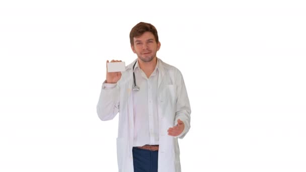 Usmívající se lékař chůze a reklamní pilulky při pohledu na kameru na bílém pozadí. — Stock video