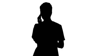 Siluet. Ciddi kadın doktor telefonda konuşuyor..