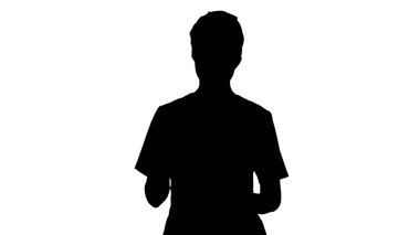 Mavi üniformalı, gülümseyen bir kadın.