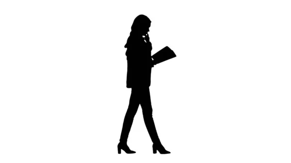 Silhouette musulmana Businesswoman leggendo il suo business planner whi — Foto Stock