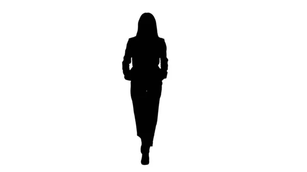 Ходячая деловая женщина с руками в карманах, Альфа-канал — стоковое фото