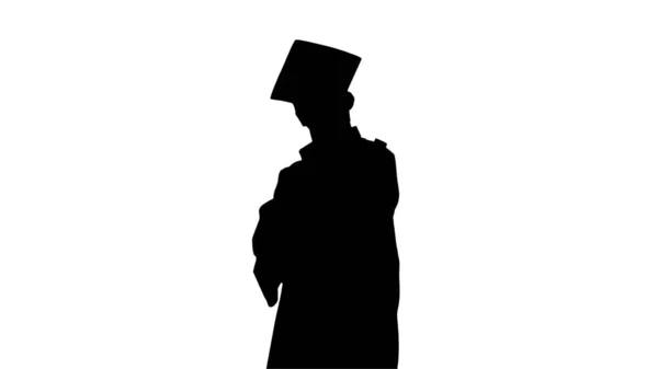 Silhouette Stolzer männlicher Student im Abschlusskleid posiert mit seiner — Stockfoto