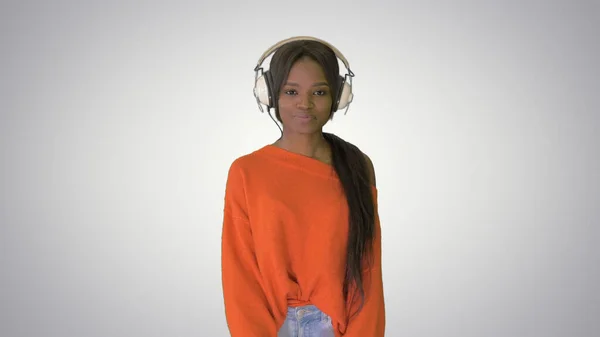 Hübsche afrikanisch-amerikanische Frau mit Kopfhörern, die vor die Kamera geht — Stockfoto