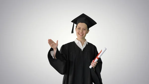 Energiczna kobieta absolwentka chodzenia z dyplomem i daje motywację — Zdjęcie stockowe