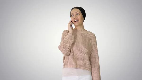 Sonriente joven hablando por teléfono mientras camina en gradie — Foto de Stock