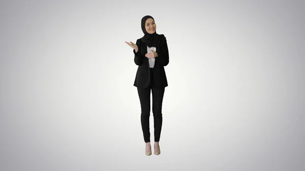 Selbstbewusste junge muslimische Geschäftsfrau trägt Hidschab und spricht vor laufender Kamera — Stockfoto