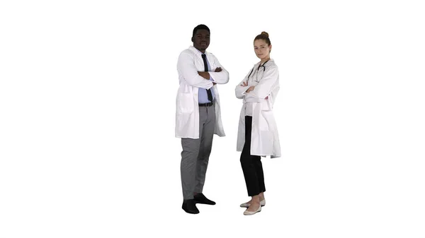 Médicos de mujer y hombre con brazos cruzados sobre fondo blanco. —  Fotos de Stock