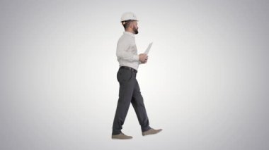 Erkek inşaat mühendisi, başlık yürüyüşü, nesneye ve belgelere bakıyor, gradyan arka plan ile ilgili belgeler..