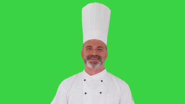 Мужчина-повар делает настоящий джем-жест перед камерой на Зеленом экране, Chroma Key. — стоковое видео