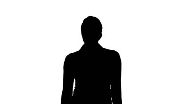 Siluet Güzel genç bir kadın kameraya doğru yürüyor ve gülümsüyor