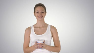 Kahveli genç ve güzel bir kadın gülümsüyor ve Gradie 'nin üzerinde yürüyor.