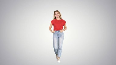Cebinde Elle Gülümseyen Kadın Sırtında Yürüyor