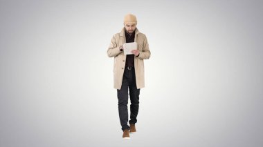 İnternette gradyan arka planda tabletle bağlantılı şık bir adam.