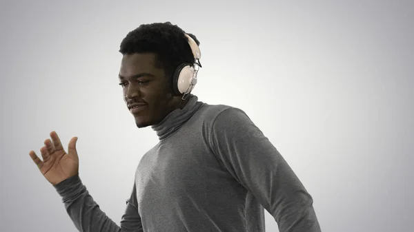 Apasionado hombre afroamericano escuchando la música en headph —  Fotos de Stock