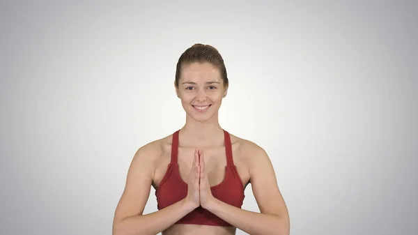 Yoga femme souriante avec les mains couplées sur fond dégradé. — Photo