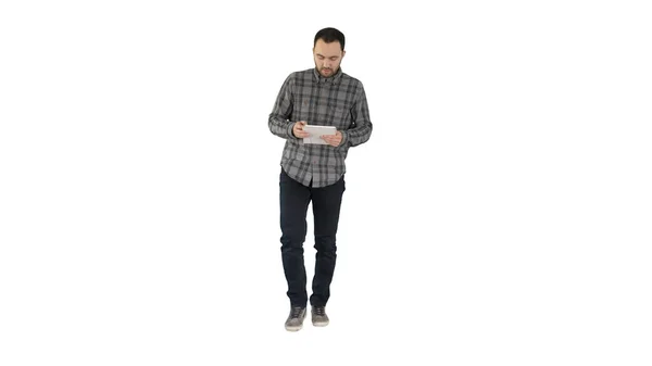 En kille som håller och använder en vit tablett på vit bakgrund. — Stockfoto
