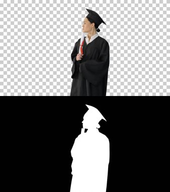 Mezuniyet cüppeli bir kız öğrenci diplomasını tutuyor ve feragat ediyor.