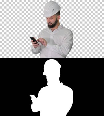 Beyaz gömlekli ve güvenlik mühendisliği şapkalı akıllı mühendis S kullanıyor.