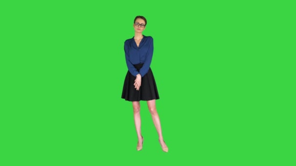 Młoda, surowa bizneswoman odizolowana stojąca na zielonym ekranie, Chroma Key. — Wideo stockowe