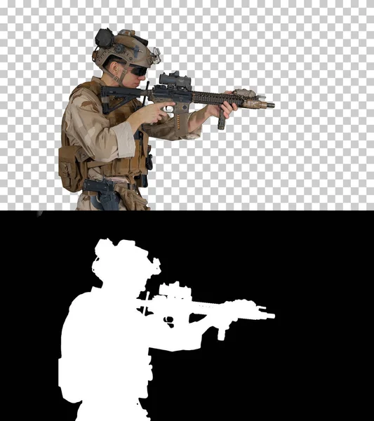 Voják měnící klip s kulkami na automatické pušce při chůzi — Stock fotografie