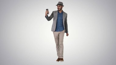 Günlük giysiler içinde çekici bir adam. Hipster stilisti vlog yazıyor.