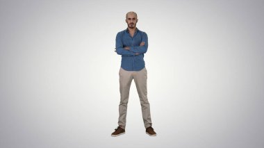 Kendine güveni tam bir Arap, el ele tutuşup,